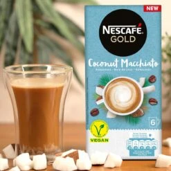 Nescafé Gold Coconut Macchiato Oploskoffie - 6 Doosjes à 6 Zakjes -Koffie Benodigdheden Korting 1200x1200 213