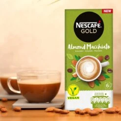 Nescafé Gold Almond Macchiato Oploskoffie - 6 Doosjes à 6 Zakjes -Koffie Benodigdheden Korting 1200x1200 215